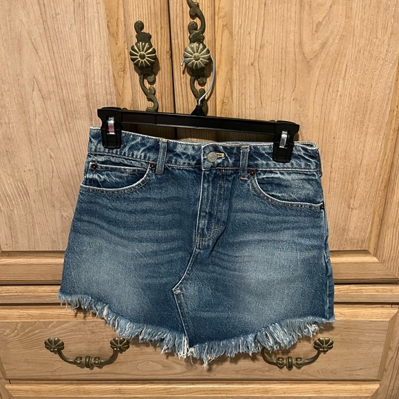We The Free (Free People) Blue Denim Bailey Fray Hem Mini Skirt. Size 25 - Picture 7 of 9